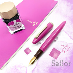 日本 SAILOR 寫樂 × PLUS Ca.Crea Premium Cloth筆記本 限定聯名款 鋼筆禮盒組(紫色) 日本 SAILOR 寫樂 × PLUS Ca.Crea Premium Cloth筆記本 限定聯名款 鋼筆禮盒組(紫色)