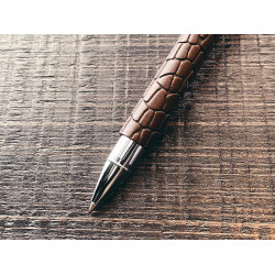 德國 FABER-CASTELL 輝柏 Ambition 成吉思汗 3D浮雕款 鋼珠筆(咖啡鱷魚皮款) 德國 FABER-CASTELL 輝柏 Ambition 成吉思汗 3D浮雕款 鋼珠筆(咖啡鱷魚皮款)