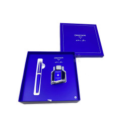 瑞士卡達CARAN D’ACHE + KLEIN BLUE® 利曼系列 霧藍漆(銀夾) 18k金 鋼筆+墨水禮盒 瑞士卡達CARAN D’ACHE + KLEIN BLUE® 利曼系列 霧藍漆(銀夾) 18k金 鋼筆+墨水禮盒