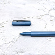 德國 Faber-Castell 輝柏 NEO  髮絲紋袖珍型 鋼珠筆 深藍（146166）