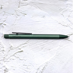 德國 Faber-Castell 輝柏 NEO 髮絲紋袖珍型 原子筆 橄欖綠(146155) 德國 Faber-Castell 輝柏 NEO 髮絲紋袖珍型 原子筆 橄欖綠(146155)