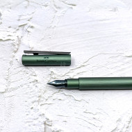 德國 Faber-Castell 輝柏 NEO 髮絲紋袖珍型 鋼筆 橄欖綠(146150/146151) 德國 Faber-Castell 輝柏 NEO 髮絲紋袖珍型 鋼筆 橄欖綠(146150/146151)
