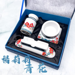 楊莉莉手繪『冬梅』青花瓷沾水筆文具組 限量200組 楊莉莉手繪『冬梅』青花瓷沾水筆文具組 限量200組