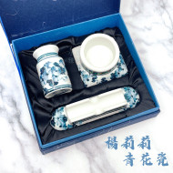 楊莉莉手繪『秋菊』青花瓷沾水筆文具組 限量200組 楊莉莉手繪『秋菊』青花瓷沾水筆文具組 限量200組