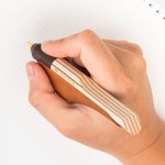 【木趣 | 啄墨2.0】拼木版單筆 + 筆座 - 兼具擺飾與書寫的原木手工藝筆【山雀】