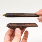 【木趣 | 啄墨2.0】拼木版單筆 + 筆座 - 兼具擺飾與書寫的原木手工藝筆【烏鴉】