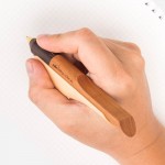 【木趣 | 啄墨2.0】實木版單筆 + 筆座 - 兼具擺飾與書寫的原木手工藝筆【麻雀】