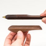 【木趣 | 啄墨2.0】實木版單筆 + 筆座 - 兼具擺飾與書寫的原木手工藝筆【烏鴉】