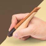 【木趣 | 啄墨2.0】實木版單筆 + 筆座 - 兼具擺飾與書寫的原木手工藝筆【麻雀】