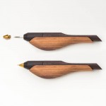 【木趣 | 啄墨2.0】實木版單筆 + 筆座 - 兼具擺飾與書寫的原木手工藝筆【烏鴉】
