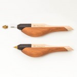【木趣 | 啄墨2.0】實木版單筆 + 筆座 - 兼具擺飾與書寫的原木手工藝筆【山雀】