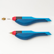 【木趣 | 啄墨2.0】實木版單筆 + 筆座 - 兼具擺飾與書寫的原木手工藝筆【藍鵲】 【木趣 | 啄墨2.0】實木版單筆 + 筆座 - 兼具擺飾與書寫的原木手工藝筆【藍鵲】