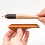 【木趣 | 啄墨2.0】實木版單筆 + 筆座 - 兼具擺飾與書寫的原木手工藝筆【山雀】