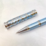Rarefatto 芮菲客 巴洛克系列 金屬簍空 鋼珠筆（珠光水藍款）四折特價中！