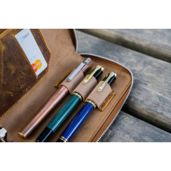 土耳其 Galen Leather 蓋倫皮革 3支入 卡夾 拉鍊式 兩用筆套 (瘋馬皮棕)  土耳其 Galen Leather 蓋倫皮革 3支入 卡夾 拉鍊式 兩用筆套 (瘋馬皮棕)