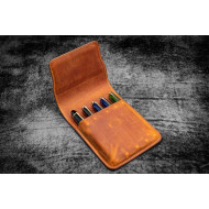 土耳其 Galen Leather 蓋倫皮革 5支入 上掀磁吸式 筆套(瘋馬皮棕)  土耳其 Galen Leather 蓋倫皮革 5支入 上掀磁吸式 筆套(瘋馬皮棕)