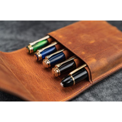 土耳其 Galen Leather 蓋倫皮革 5支入 上掀磁吸式 筆套(瘋馬皮棕)  土耳其 Galen Leather 蓋倫皮革 5支入 上掀磁吸式 筆套(瘋馬皮棕)