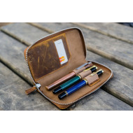 土耳其 Galen Leather 蓋倫皮革 3支入 卡夾 拉鍊式 兩用筆套 (瘋馬皮棕)  土耳其 Galen Leather 蓋倫皮革 3支入 卡夾 拉鍊式 兩用筆套 (瘋馬皮棕)