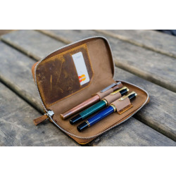 土耳其 Galen Leather 蓋倫皮革 3支入 卡夾 拉鍊式 兩用筆套 (瘋馬皮棕)  土耳其 Galen Leather 蓋倫皮革 3支入 卡夾 拉鍊式 兩用筆套 (瘋馬皮棕)