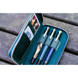 土耳其 Galen Leather 蓋倫皮革 3支入 卡夾 拉鍊式 兩用筆套 (瘋馬皮森林綠)  土耳其 Galen Leather 蓋倫皮革 3支入 卡夾 拉鍊式 兩用筆套 (瘋馬皮森林綠)