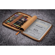 土耳其 Galen Leather 蓋倫皮革 10支入筆插/A5筆記本 拉鍊式 兩用皮套 (瘋馬皮棕)  土耳其 Galen Leather 蓋倫皮革 10支入筆插/A5筆記本 拉鍊式 兩用皮套 (瘋馬皮棕)