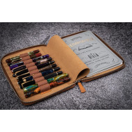 土耳其 Galen Leather 蓋倫皮革 10支入筆插/A5筆記本 拉鍊式 兩用皮套 (瘋馬皮棕)  土耳其 Galen Leather 蓋倫皮革 10支入筆插/A5筆記本 拉鍊式 兩用皮套 (瘋馬皮棕)