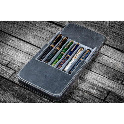 土耳其 Galen Leather 蓋倫皮革 6支裝 硬質可分離 筆盒(瘋馬煙燻灰) 土耳其 Galen Leather 蓋倫皮革 6支裝 硬質可分離 筆盒(瘋馬煙燻灰)