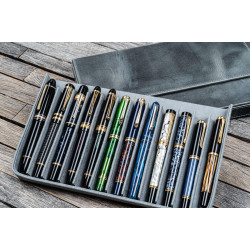 土耳其 Galen Leather 蓋倫皮革 12支裝 硬質可分離 筆盒(瘋馬煙燻灰) 土耳其 Galen Leather 蓋倫皮革 12支裝 硬質可分離 筆盒(瘋馬煙燻灰)