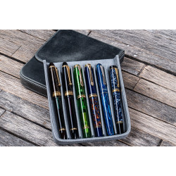 土耳其 Galen Leather 蓋倫皮革 6支裝 硬質可分離 筆盒(瘋馬煙燻灰) 土耳其 Galen Leather 蓋倫皮革 6支裝 硬質可分離 筆盒(瘋馬煙燻灰)