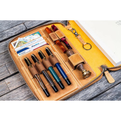 土耳其 Galen Leather 蓋倫皮革 平板插槽/可分離式筆插/A5筆記本套 (瘋馬皮蜂蜜色) 土耳其 Galen Leather 蓋倫皮革 平板插槽/可分離式筆插/A5筆記本套 (瘋馬皮蜂蜜色)