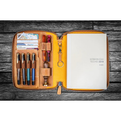 土耳其 Galen Leather 蓋倫皮革 平板插槽/可分離式筆插/A5筆記本套 (瘋馬皮蜂蜜色) 土耳其 Galen Leather 蓋倫皮革 平板插槽/可分離式筆插/A5筆記本套 (瘋馬皮蜂蜜色)