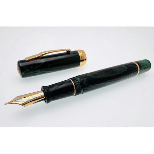 風格款 永生 600 德國硬橡膠筆桿 18K尖 君鋒尖 類長刀 雙色金 ( 極光綠＿金 ）