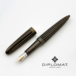 德國 DIPLOMAT 迪波曼 AERO 太空梭 鋼筆(黃銅黑條 14K金尖) 德國 DIPLOMAT 迪波曼 AERO 太空梭 鋼筆(黃銅黑條 14K金尖)