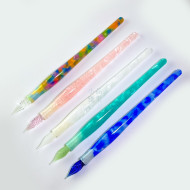 『送Diamine80ml 墨水』中國 末匠  MAJOHN高級多彩樹脂  長桿 玻璃尖沾水筆(五色可選) 『送Diamine80ml 墨水』中國 末匠  MAJOHN高級多彩樹脂  長桿 玻璃尖沾水筆(五色可選)