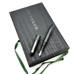 日本 Platinum 白金 出雲 碳粉高蒔繪 18K金 鋼筆(竹林群虎圖) 日本 Platinum 白金 出雲 碳粉高蒔繪 18K金 鋼筆(竹林群虎圖)