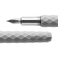 臺灣 22 DESIGN STUDIO 菱格系列 筆擱禮盒 鋼筆(灰色) 臺灣 22 DESIGN STUDIO 菱格系列 筆擱禮盒 鋼筆(灰色)