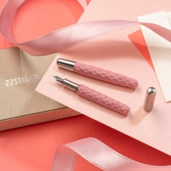 臺灣 22 DESIGN STUDIO 菱格系列 筆擱禮盒 鋼筆(櫻粉) 臺灣 22 DESIGN STUDIO 菱格系列 筆擱禮盒 鋼筆(櫻粉)
