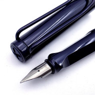 德國 Lamy Safari 狩獵系列 2025 限定色 亮面 鋼筆(暮藍) 德國 Lamy Safari 狩獵系列 2025 限定色 亮面 鋼筆(暮藍)
