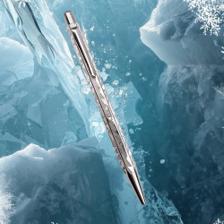 瑞士卡達 CARAN D'ACHE 阿爾卑斯霜雪 Alpine Frost 系列 2025 聖誕 特別版 艾可朵原子筆禮盒組 搭配專屬皮革筆套 瑞士卡達 CARAN D'ACHE 阿爾卑斯霜雪 Alpine Frost 系列 2025 聖誕 特別版 艾可朵原子筆禮盒組 搭配專屬皮革筆套