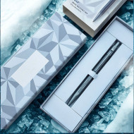 瑞士卡達 CARAN D'ACHE 阿爾卑斯霜雪 Alpine Frost 系列 2025 聖誕 特別版 849™ 原子筆 (冰川藍) 瑞士卡達 CARAN D'ACHE 阿爾卑斯霜雪 Alpine Frost 系列 2025 聖誕 特別版 849™ 原子筆 (冰川藍)
