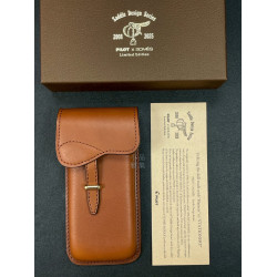 『預購商品』日本 PILOT 百樂 SOMES 馬鞍造型 鞍具皮革 三支裝 鋼筆筆套(二色可選) 『預購商品』日本 PILOT 百樂 SOMES 馬鞍造型 鞍具皮革 三支裝 鋼筆筆套(二色可選)