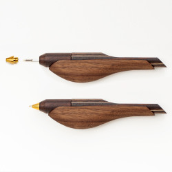 【木趣 | 啄墨2.0】拼木版單筆 + 筆座 - 兼具擺飾與書寫的原木手工藝筆【烏鴉】