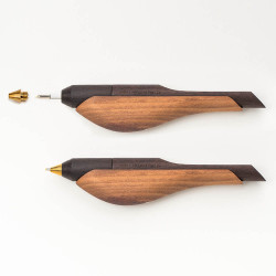 【木趣 | 啄墨2.0】實木版單筆 + 筆座 - 兼具擺飾與書寫的原木手工藝筆【烏鴉】