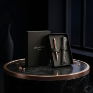 瑞士 CARAN D'ACHE 卡達 Ecridor 艾可朵 Damier 棋盤方格 原子筆＋筆套禮盒 (玫瑰金)