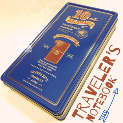 日本 MIDORI Traveler’s Notebook 10週年限量紀念鐵盒組-袖珍本(藍色) 日本 MIDORI Traveler’s Notebook 10週年限量紀念鐵盒組-袖珍本(藍色)