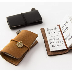 日本 MIDORI Traveler’s Notebook 10週年限量紀念鐵盒組-袖珍本(藍色) 日本 MIDORI Traveler’s Notebook 10週年限量紀念鐵盒組-袖珍本(藍色)