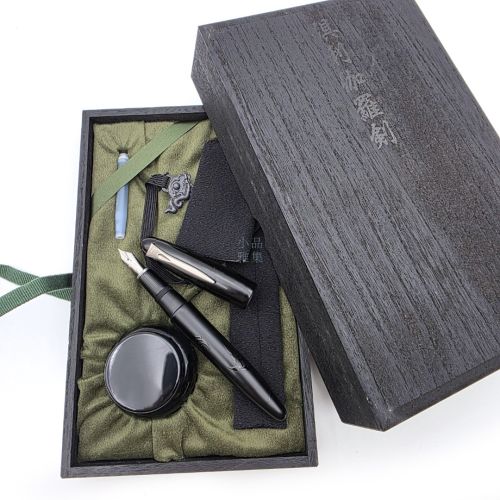 =中古美品= 日本 Platinum 白金 出雲 炭粉高蒔繪 俱利伽羅劍 18K金 鋼筆 M尖