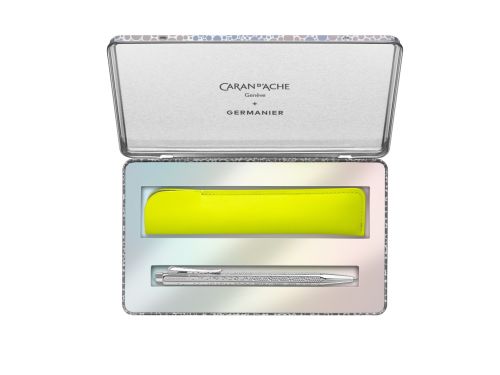 瑞士卡達 CARAN D'ACHE x Kévin Germanier 聯名「Les Fulgureuses 閃耀系列」艾可朵 GERMANIER 原子筆禮盒組 搭配專屬皮革筆套