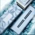 『預購商品，預計十月到貨』瑞士卡達 CARAN D'ACHE 阿爾卑斯霜雪 Alpine Frost 系列 2025 聖誕 特別版 849™ 原子筆 （冰川藍）