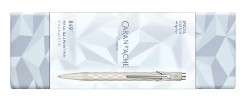 『預購商品，預計十月到貨』瑞士卡達 CARAN D'ACHE 阿爾卑斯霜雪 Alpine Frost 系列 2025 聖誕 特別版 849™ 原子筆 （霜白款）